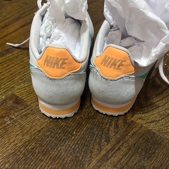 Nike Athletic Shoes in White and Teal - Picture 4 of 8